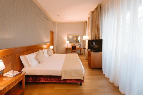 Una cama o camas en una habitación de Windsor Hotel Milano