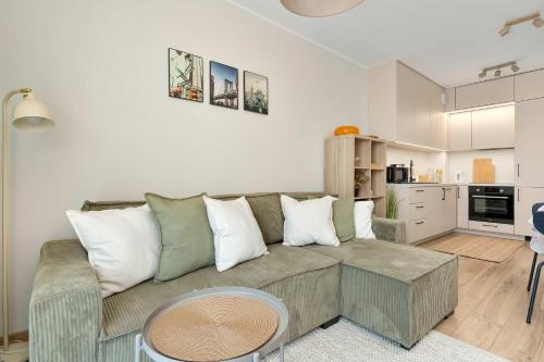 Cozy & Bright Apartment with Parking and Garden by Noclegi Renters