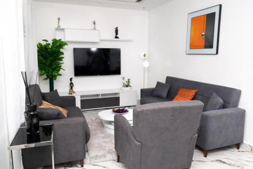 un soggiorno con due divani e una TV di Classic apparemment a Dakar