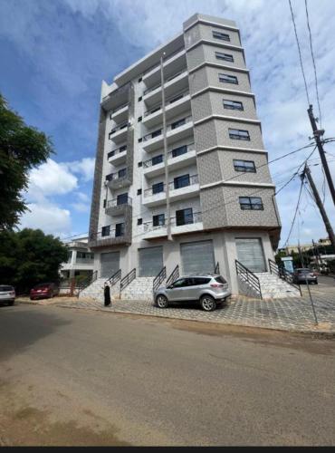 un'auto parcheggiata davanti a un edificio alto di Classic apparemment a Dakar