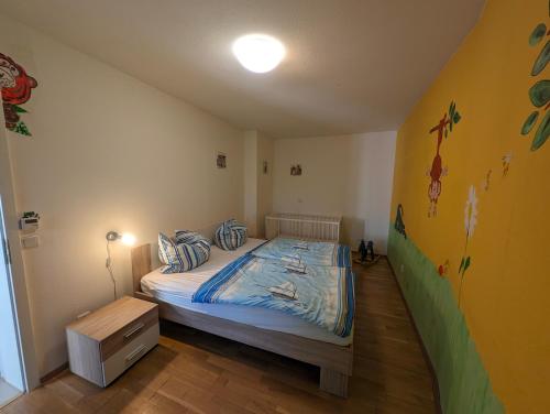a small bedroom with a bed with blue sheets at zum Schilfrohr in Neuendorf