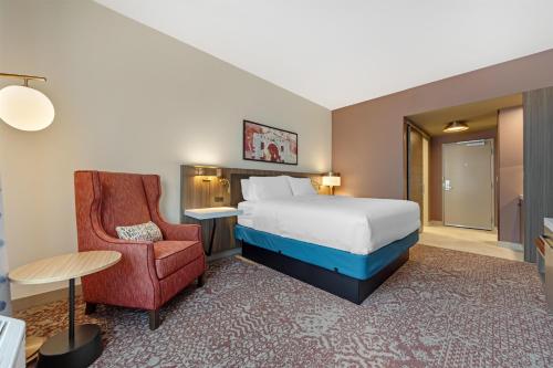 a hotel room with a bed and a chair at Hilton Garden Inn Media in Media