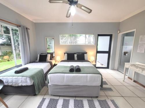 una camera da letto con due letti e un ventilatore a soffitto di 208 On Circular a Lorraine