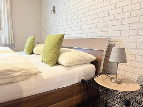 two beds sitting next to each other in a bedroom at Apartments Gala, ruhige Lage, stadtnah in Bad Kissingen