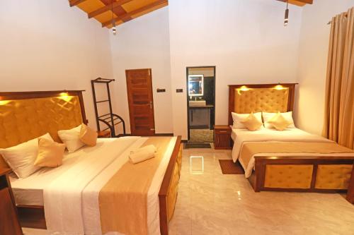 a hotel room with two beds and a mirror at Zephyra Ella in Ella