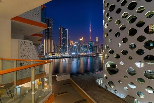 FIRST CLASS 1BR Canal & Burj Khalifa View