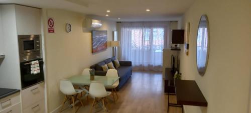 a living room with a couch and a table at El Ritual Apartamento in Tudela