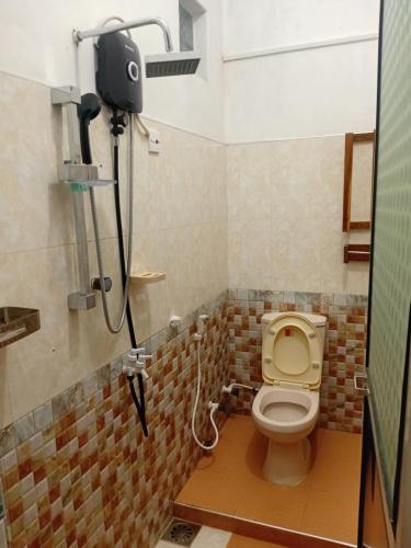 a bathroom with a toilet and a shower at Villa Luxez in Kalmunaikudiyiruppu