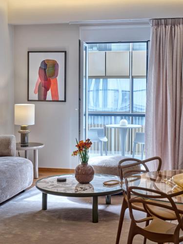 One Kolonaki , an elegant 2-bedroom apartment on Valaoritou pedestrian street