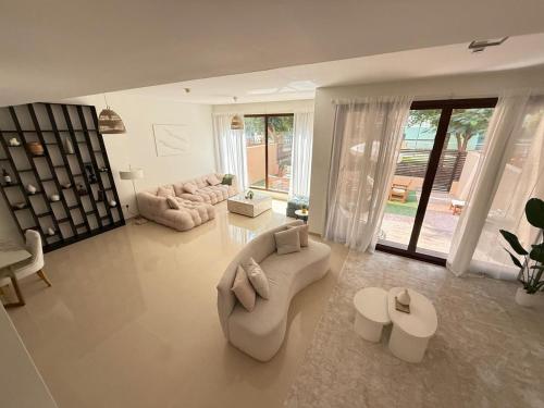 Luxury 4BR Townhouse with Maids Room in Jumeirah Island