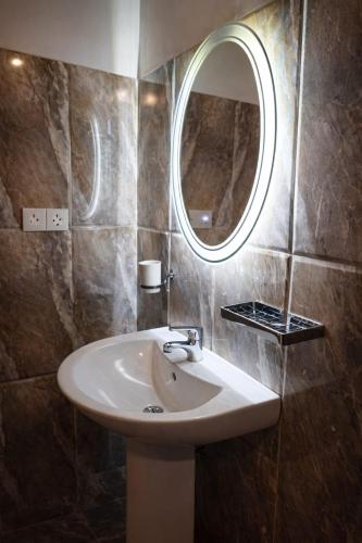 a bathroom with a sink and a mirror at Villa Mango in Negombo