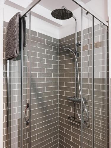 a bathroom with a shower with a glass door at Mulberynas in Stakliškės