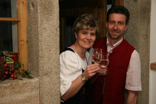a man and a woman holding glasses of wine at Pihringer's Moststub'n in Amstetten