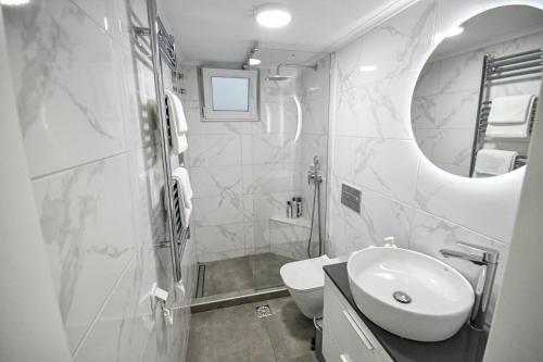 Alexandra Apartment