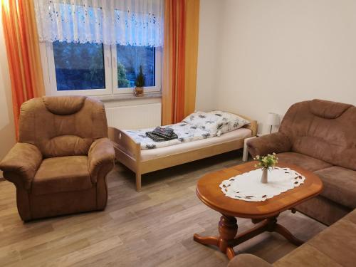 a living room with a couch and chairs and a table at Reichstädter Ferienidyll in Dippoldiswalde