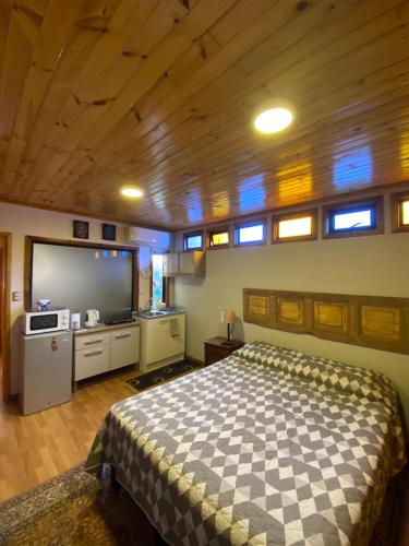 a bedroom with a bed and a flat screen tv at Hermoso Loft Amoblado Sector Oriente Talca in Talca