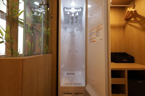 a shower with a glass door in a room at 스테이 공담호텔 in Kyū-masan