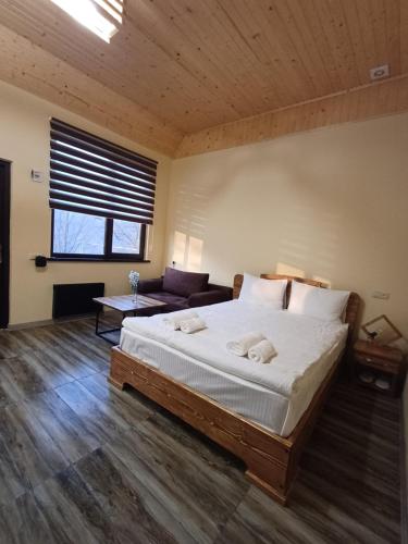 Llit o llits en una habitació de Chardin Dilijan