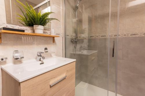 a bathroom with a sink and a shower at Hostal La Balsá in La Alberca