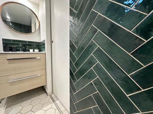 a bathroom with a glass shower with a mirror at Le Cabrol Grand studio Hyper centre WIFI 2ème étage in Rodez