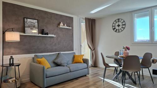 Bright apartment with terrace and free parking