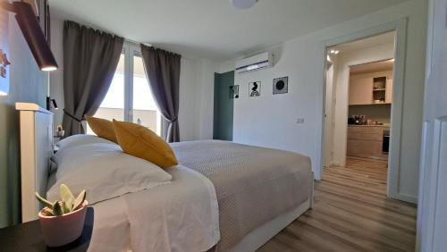 Bright apartment with terrace and free parking