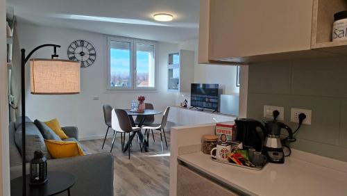 Bright apartment with terrace and free parking