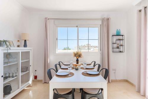 Large Penthouse with big terrace and great views, Easy walk to Restaurant, Folf and Padel
