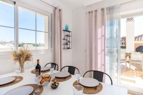 Large Penthouse with big terrace and great views, Easy walk to Restaurant, Folf and Padel