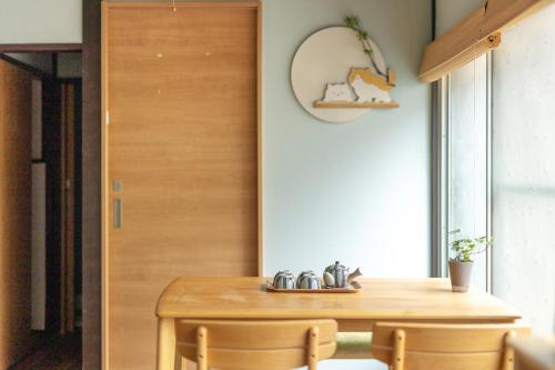 a wooden table with a sink in a room at Jazz Cat- Japanese Style House, 1Min to sta- 5 Lines Access- Direct to Shinjuku & Shibuya&Akihabara in Tokyo