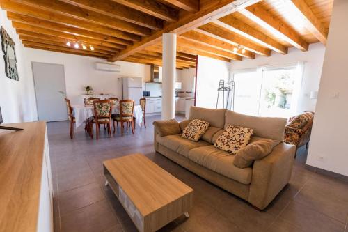 una sala de estar con un sofá y una mesa en Juine, en Fargues