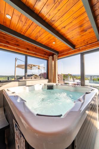 Hilltop Spa House - Sauna, Jacuzzi & Nature Views by Destination GREEN Croatia