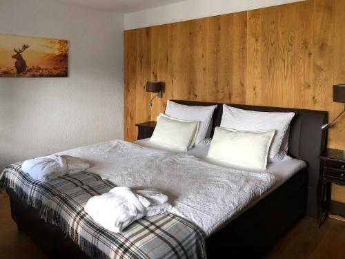 a bedroom with a large bed with white sheets at Bergromantik Ferienwohnung Nesterl mit eigener Sauna und Bergblick in Marktschellenberg