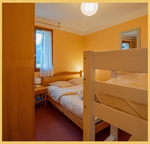 a bedroom with two bunk beds and a window at L'appartement des Cimes I Doussard in Doussard
