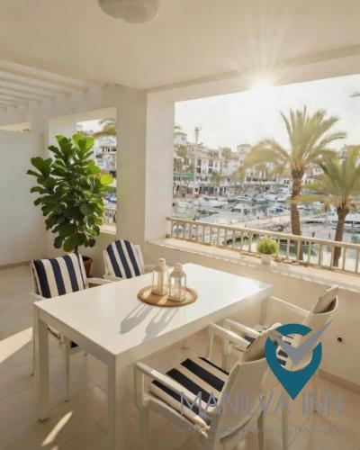 Vistas al Puerto y Mar con acceso directo a Playa