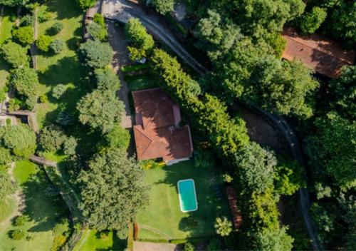 an overhead view of a yard with a house and trees at Green Villa Gerês in Geres