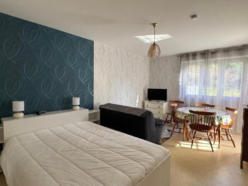 T1 Bis 35m² avec Terrasse Exposée Sud/Est et Parking Privé - FR-1-555-80