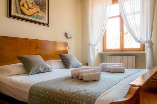 デセンツァーノ・デル・ガルダにあるVenice Bridge House Desenzanoのベッドルーム1室(大型ベッド1台、枕2つ付)