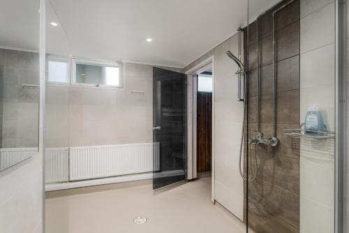 a bathroom with a shower and a glass door at Jääskän Loma, Kojolapark Luiska-hostelli in Voltti