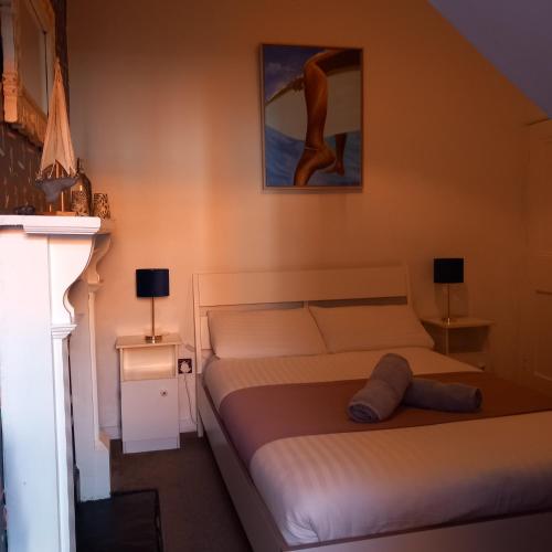 una camera da letto con un letto e due comodini e lampade di Easkey Hostel a Sligo
