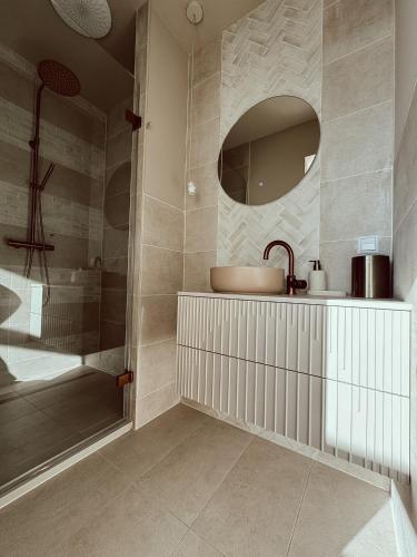 a bathroom with a sink and a mirror at Lizzy's B&B in Maarssen