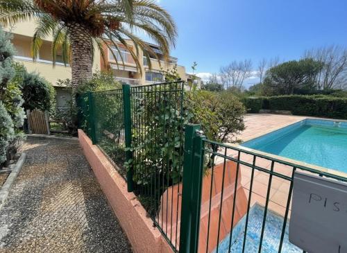 Cogtrop - Studio de Charme avec Jardinet Privatif dans résidence avec piscine au cœur du Golfe de Saint-Tropez