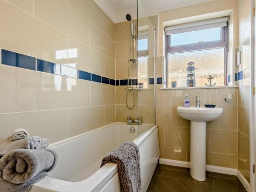 a bathroom with a sink and a bath tub and a sink at 2 Bed in Mablethorpe oc-80703 in Sutton on Sea