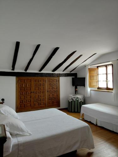 a bedroom with two white beds and a window at Casona De Linares in Selaya