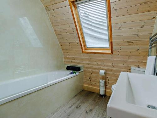 a bathroom with a bath tub and a sink at 2 Bed in Shrewsbury oc-93396 in Leighton