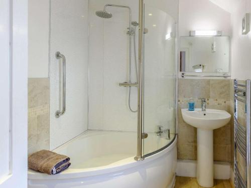 a bathroom with a shower and a sink at 1 Bed in Presteigne oc-55285 in Presteigne