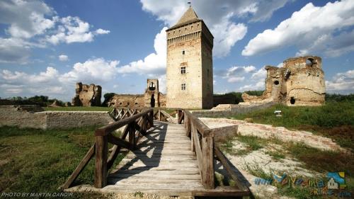 un ponte di legno che conduce a un antico castello di Pansion Jakić a Bač