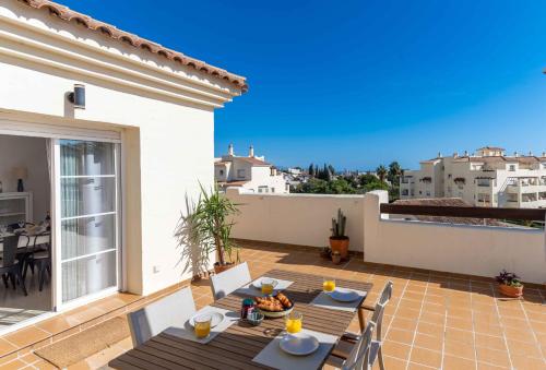 Large Penthouse with big terrace and great views, Easy walk to Restaurant, Folf and Padel