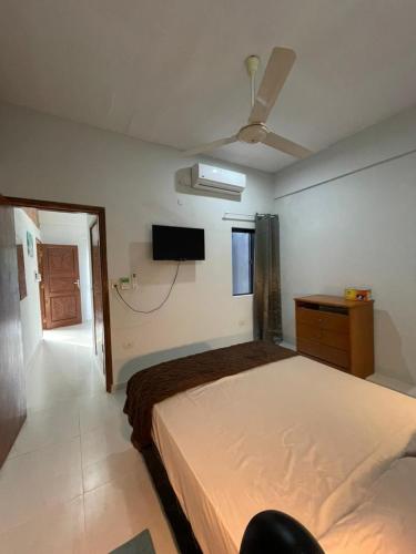 a bedroom with a bed and a flat screen tv at Apartamento minimalista con balcón in Fernando de la Mora