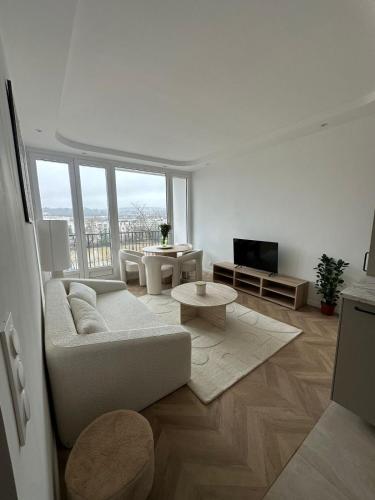 Modern and quiet apartment overlooking the Seine